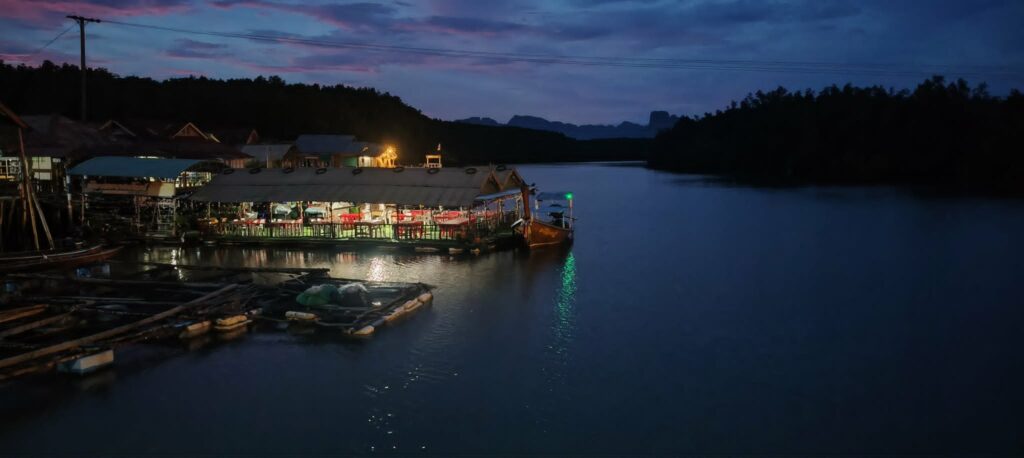 เรือนเพริมน้ำ บางพัฒน์ พังงา