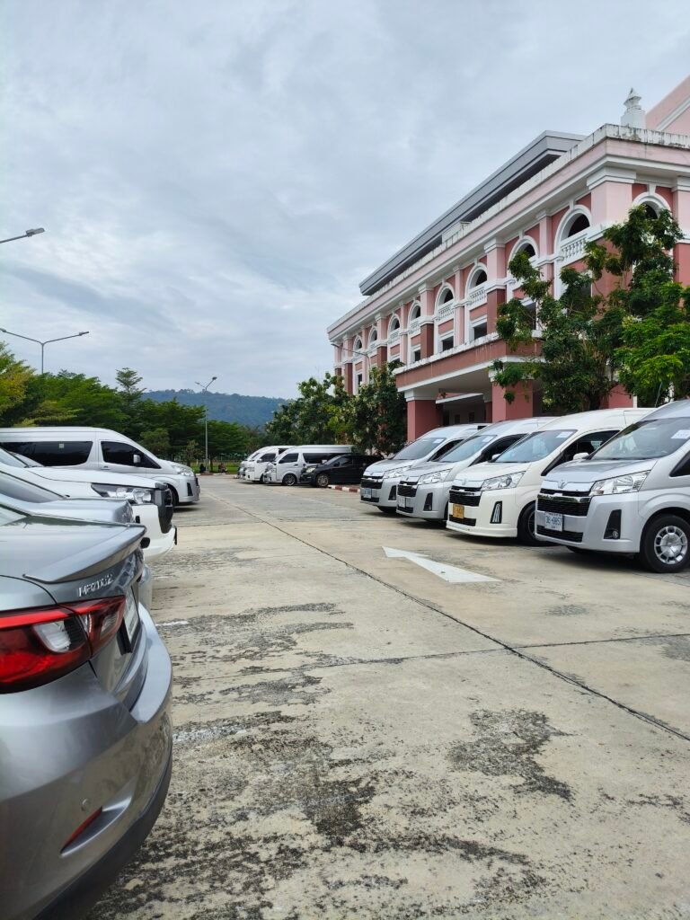 บริการรถตู้ VIP ภูเก็ต รถรับส่งสนามบินและนำเที่ยว - Safe Phuket Travel