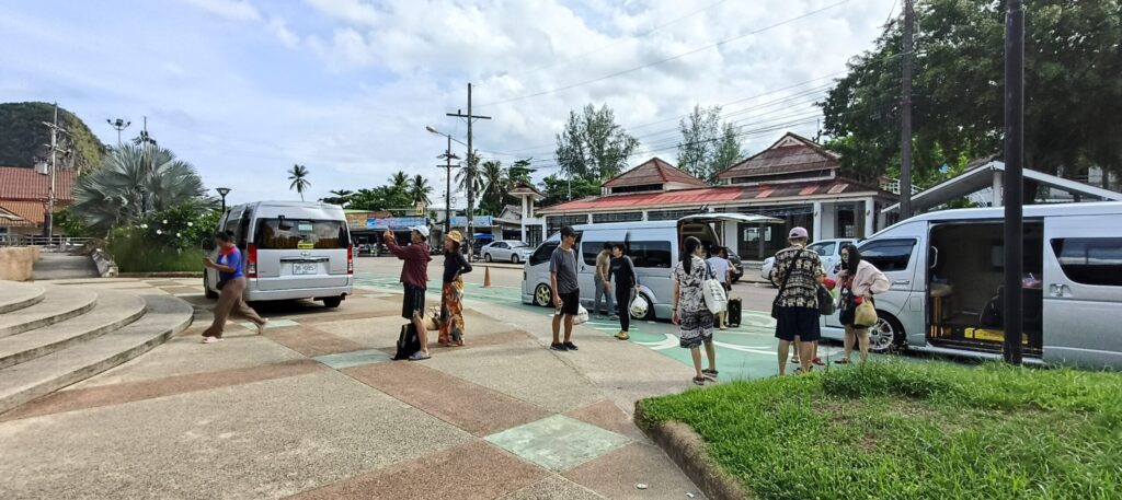 บริการรถตู้ VIP ภูเก็ต รถรับส่งสนามบินและนำเที่ยว - Safe Phuket Travel