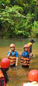 กิจกรรมพายเรือล่องแก่งหนานมดแดง ป่าพะยอม พัทลุง บริการรถตู้พร้อมคนขับชำนาญทางจาก SafePhuketTravel