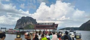 บรรยากาศกลุ่มนักท่องเที่ยวเดินบนสะพานท่าเรือปากเมง จังหวัดตรัง ไปขึ้นเรือนำเที่ยวทะเลตรัง