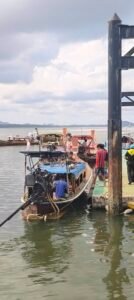 บรรยากาศกลุ่มนักท่องเที่ยวเดินบนสะพานท่าเรือปากเมง จังหวัดตรัง ไปขึ้นเรือนำเที่ยวทะเลตรัง