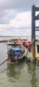 บรรยากาศกลุ่มนักท่องเที่ยวเดินบนสะพานท่าเรือปากเมง จังหวัดตรัง ไปขึ้นเรือนำเที่ยวทะเลตรัง