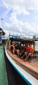 ทริปครอบครัวนั่งเรือหางยาวเที่ยว 4 เกาะตรัง ดำน้ำดูปะการังที่เกาะกระดานและถ้ำมรกตอย่างปลอดภัย