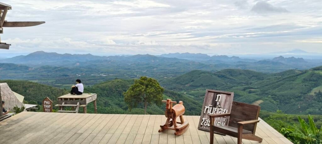 วิวภูเขาอันเขียวขจีที่สลับซับซ้อนภายใต้ท้องฟ้าสดใส ณ ภูทับเบิก"