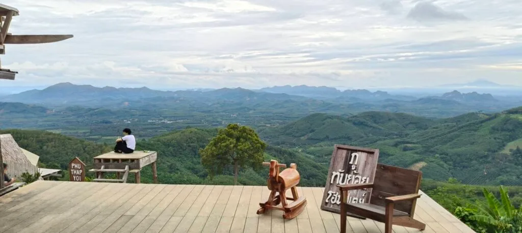 วิวภูเขาอันเขียวขจีที่สลับซับซ้อนภายใต้ท้องฟ้าสดใส ณ ภูทับเบิก"