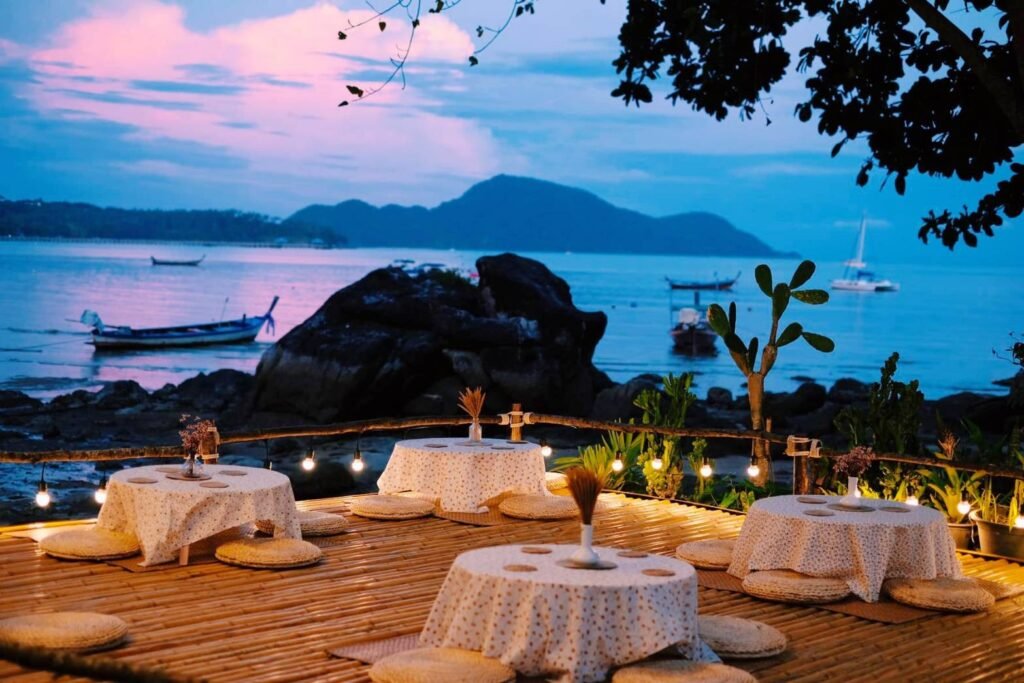 บริการรถตู้เหมานำเที่ยวภูเก็ต ทัวร์คาเฟ่ฮิปๆ และบีชคลับริมหาด โดย Safe Phuket Travel