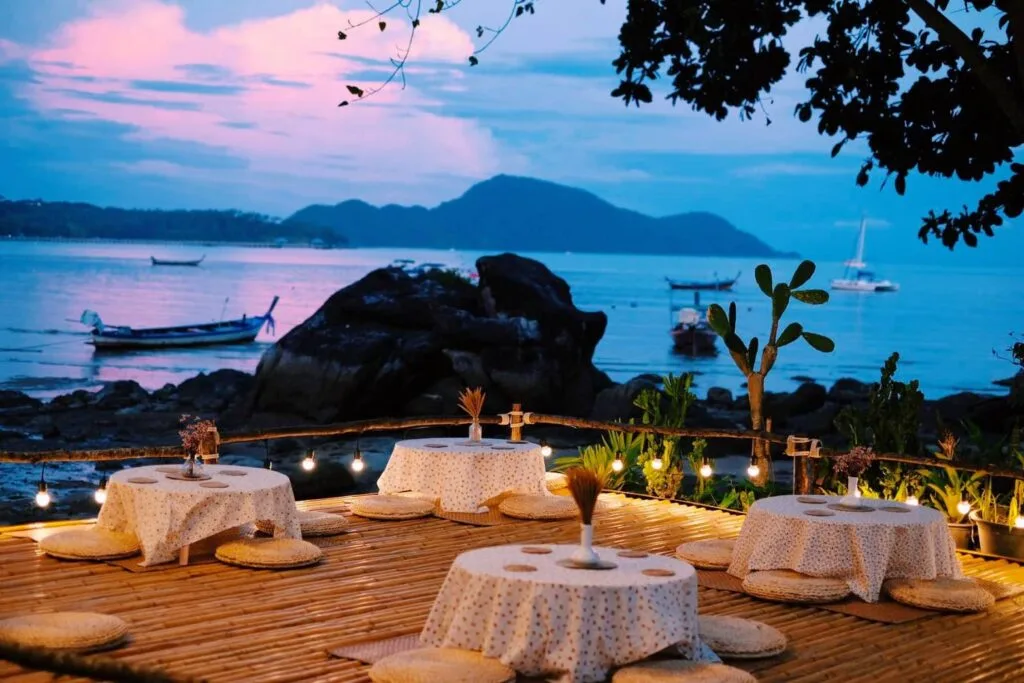 บริการรถตู้เหมานำเที่ยวภูเก็ต ทัวร์คาเฟ่ฮิปๆ และบีชคลับริมหาด โดย Safe Phuket Travel