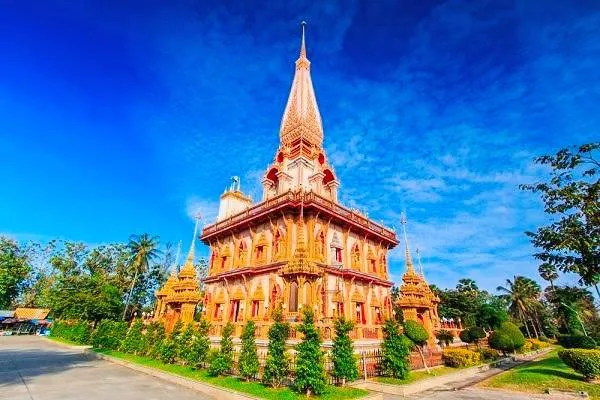 กราบสักการะหลวงพ่อแช่ม วัดฉลอง ภูเก็ต บริการรถตู้ VIP นำเที่ยว