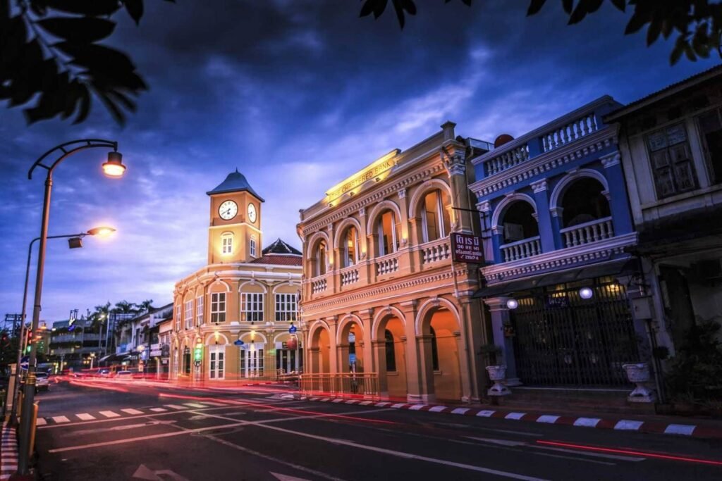 บริการรถตู้ VIP ภูเก็ตซิตี้ทัวร์ พาเที่ยวเมืองเก่าชิโนโปรตุกีส โดย Safe Phuket Travel
