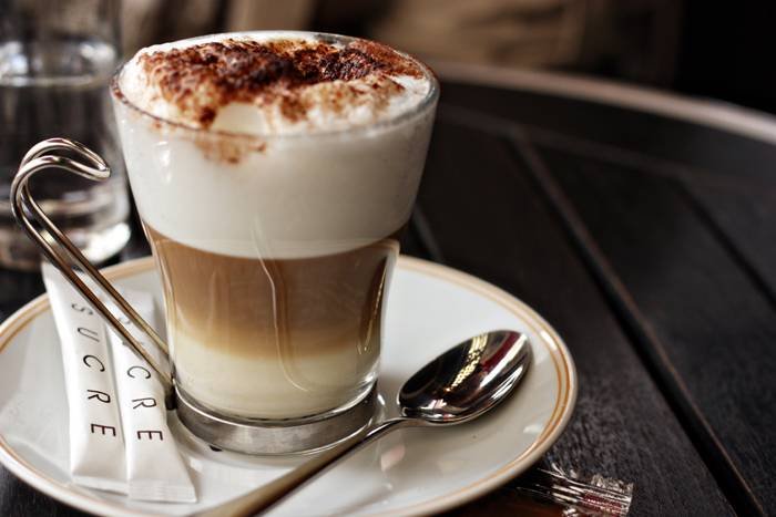 จิบกาแฟลาเต้และเครื่องดื่มเย็นๆ คาเฟ่ริมหาดภูเก็ต รถตู้ VIP เช่าเหมา