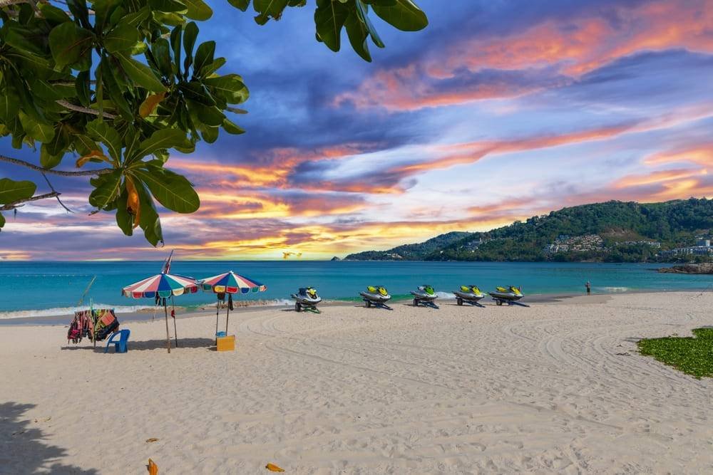 จุดชมวิวทะเลและบีชคลับริมชายหาด ภูเก็ต แพ็กเกจเช่ารถตู้ VIP นำเที่ยว