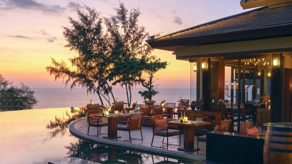 แวะพักคาเฟ่และร้านอาหารวิวสวย ภูเก็ต รถตู้ VIP นำเที่ยว