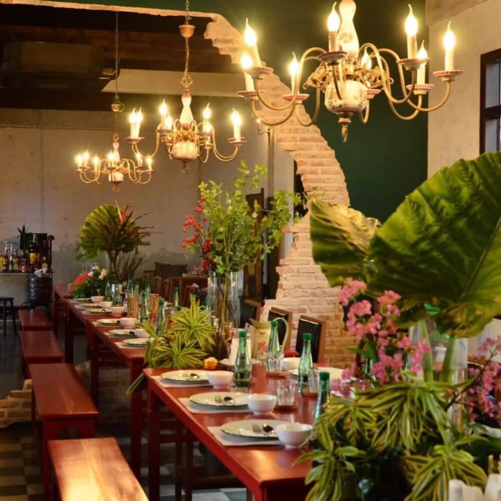 บรรยากาศภายในร้านอาหารหรู สไตล์ชิโนโปรตุกีส ภูเก็ต