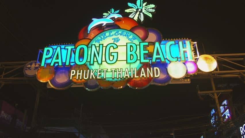 เช่ารถตู้ VIP ภูเก็ต เที่ยวหาดป่าตองยามค่ำคืน SafePhuketTravel