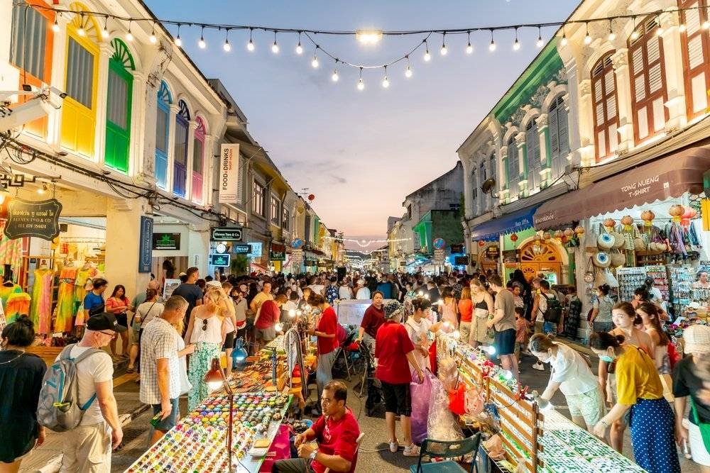 เช่ารถตู้ VIP ภูเก็ต ท่องเที่ยวยามค่ำคืน ถนนคนเดิน ย่านเมืองเก่า SafePhuketTravel