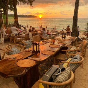 คาเฟ่และบีชคลับริมทะเลภูเก็ตช่วงพระอาทิตย์ตก พร้อมที่นั่งบนชายหาดและวิวทะเล