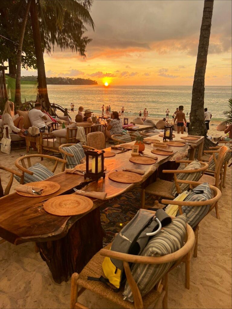 คาเฟ่และบีชคลับริมทะเลภูเก็ตช่วงพระอาทิตย์ตก พร้อมที่นั่งบนชายหาดและวิวทะเล