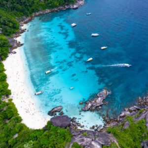 หมู่เกาะสิมิลัน น้ำทะเลสีฟ้าและชายหาด ภาพประกอบทัวร์ดำน้ำตื้น