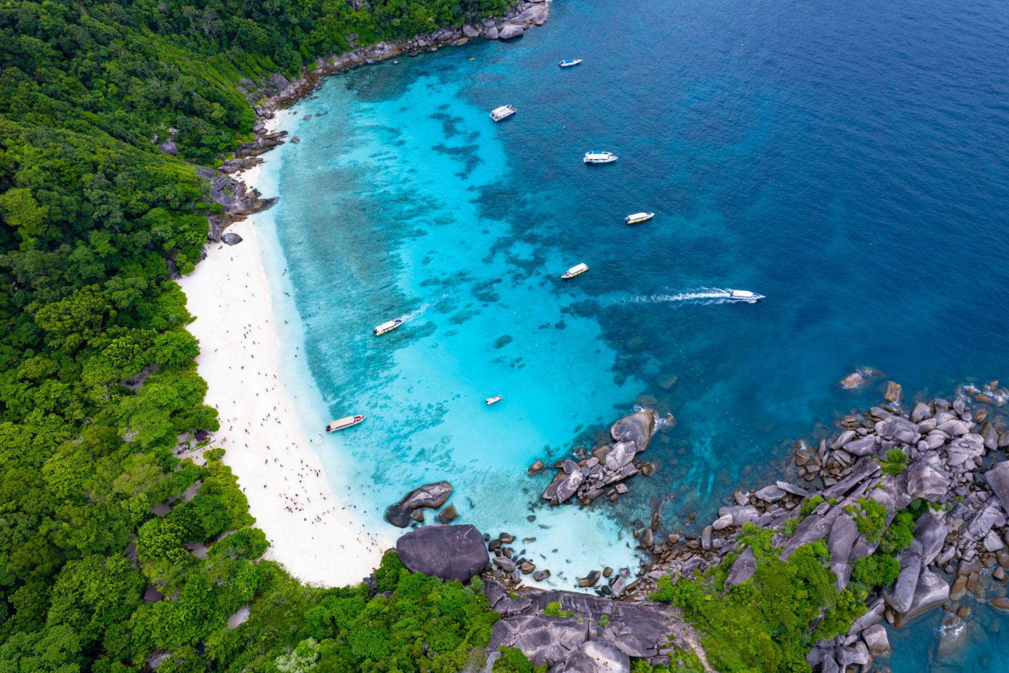 หมู่เกาะสิมิลัน น้ำทะเลสีฟ้าและชายหาด ภาพประกอบทัวร์ดำน้ำตื้น