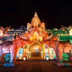 ทางเข้า Phuket FantaSea และ Palace of the Elephants ยามค่ำคืนในกมลา ภูเก็ต
