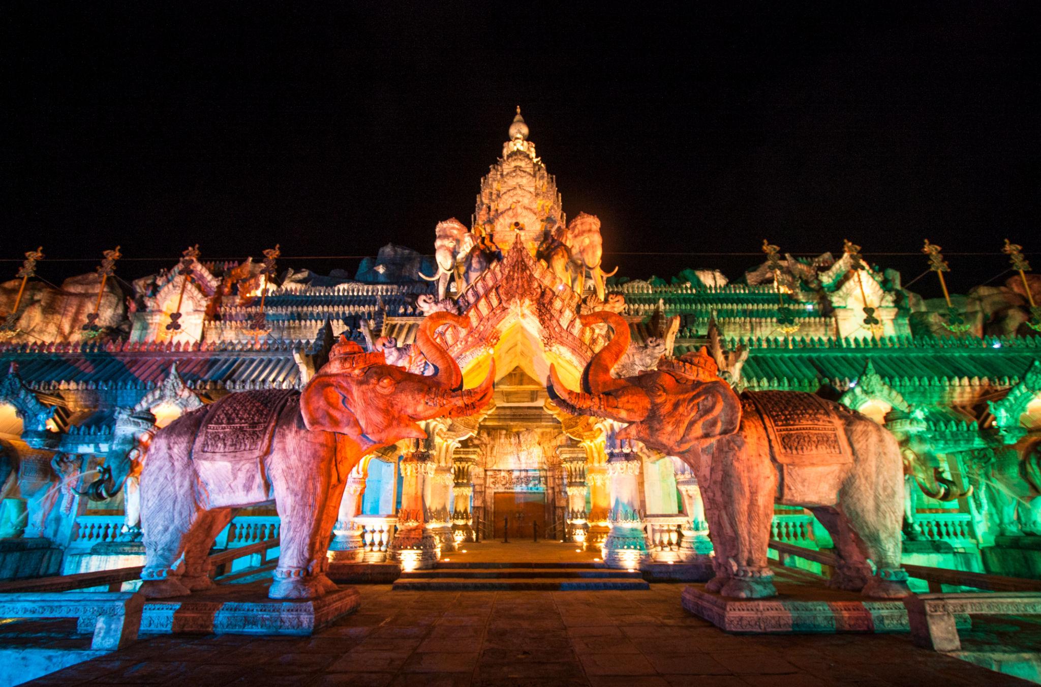 ทางเข้า Phuket FantaSea และ Palace of the Elephants ยามค่ำคืนในกมลา ภูเก็ต