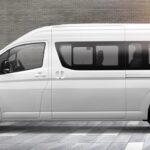 รถตู้ Toyota Commuter สีขาว มุมด้านข้างพร้อมประตูสไลด์