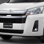 รถตู้ Toyota Commuter สีขาว มุมด้านหน้า