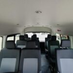 ภายในห้องโดยสาร Toyota Commuter แสดงการจัดวางเบาะผู้โดยสาร